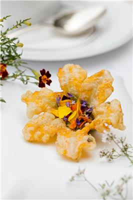 Fleur de courgette en tempura farcie de pesto aux amandes et fleurs du potager Le Chalet de la Foret   Credit photo Christian Hagen
